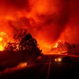 Kein Ausweg in Sicht: Ein Anwohner wollte den Flammen über den Highway 36 in der Nähe von Paynes Creek entkommen. Doch nun muss er umdrehen. Der Waldbrand im Norden Kaliforniens ist das sechstgrößte Feuer in der Geschichte Kaliforniens