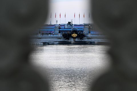 Der Startbereich des Triathlons in der Seine in Paris. Hier sollte am Dienstag der Triathlon der Männer stattfinden, wegen des schmutzigen Wasser wurde er aber verschoben.