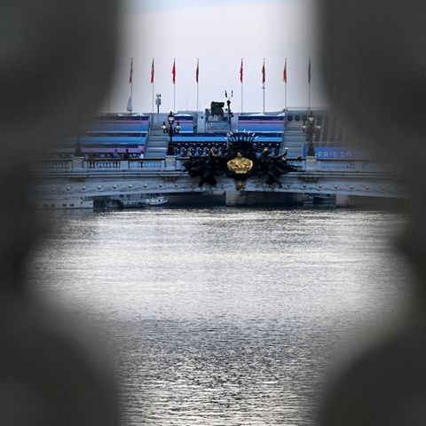 Der Startbereich des Triathlons in der Seine in Paris. Hier sollte am Dienstag der Triathlon der Männer stattfinden, wegen des schmutzigen Wasser wurde er aber verschoben.