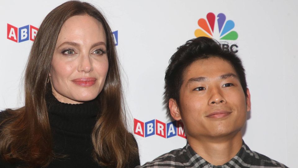 30. Juli 2024  Sohn von Angelina Jolie und Brad Pitt nach Verkehrsunfall im Krankenhaus  Pax Jolie-Pitt hatte am Montagabend einen Unfall mit einem BMX-E-Bike in Los Angeles. Anschließend musste der Sohn von Angelina Jolie und Brad Pitt ins Krankenhaus gebracht werden, wie "TMZ" berichtet. Der 20-Jährige habe laut Zeugenaussagen Hüftschmerzen und eine Kopfverletzung erlitten. Der Sohn der Hollywoodstars fuhr dem Bericht zufolge am Montag gegen 17 Uhr auf dem Los Feliz Boulevard, einer sehr belebten Straße in LA. Als er sich einer Kreuzung näherte, soll er das Heck eines Autos gerammt haben, das an der roten Ampel anhielt. Pax soll bei dem Unfall keinen Helm getragen haben. Die Ärztinnen und Ärzte vermuteten zuerst eine leichte Gehirnblutung. Das bestätigte sich jedoch nicht: Pax konnte noch am selben Abend das Krankenhaus verlassen.