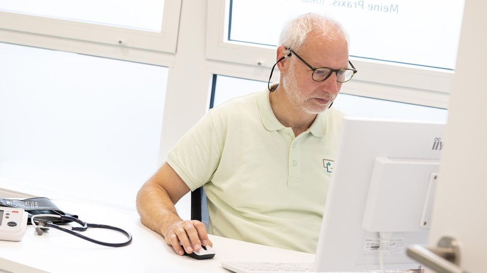 Hausarzt Ludger Killich setzt in seinem MVZ in Halle mit dem KI-Symptomchecker, Patienten-App und Telemedizin voll auf digitale Prozesse