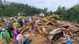 Wayanad, Indien. Mit Händen und Füßen suchen Einsatzkräfte im Süden Indiens nach Überlebenden – und Opfern. Heftige Monsun-Regenfälle hatten in der Region Erdrutsche ausgelöst, bei denen mehr als hundert Menschen getötet und noch mehr verletzt wurden. Nun wühlen sich zahlreiche Rettungskräfte durch Schlamm und Geröll. Viele Häuser sind von braunem Schlamm überzogen und Autos zerstört. Die Rettungsarbeiten werden durch blockierte Straßen zusätzlich erschwert