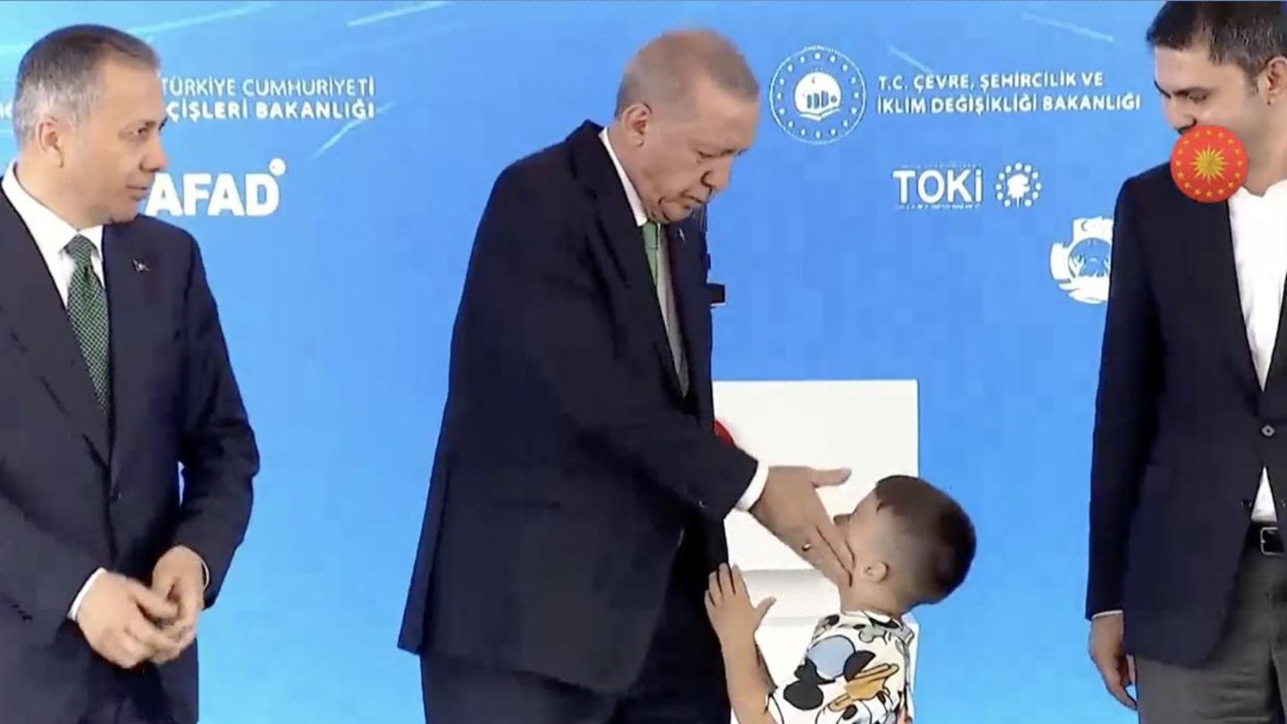 Kontroverses Video: Kein Handkuss – dann ein Klaps! Erdoğan gibt Kind anscheinend Ohrfeige