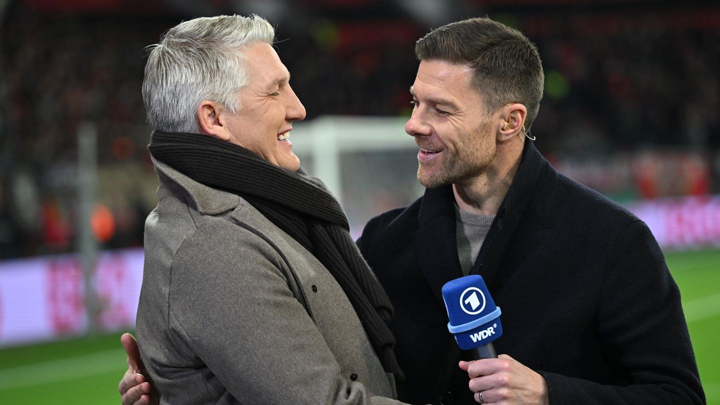 Bereits kurz nach seinem Rücktritt wurde bekannt, dass Bastian Schweinsteiger den Fans zumindest als Experte erhalten bleiben wird. Zum ersten Mal tat er dies beim DfB-Finale 2020. Auch bei der EM 2024 wurde er als Experte eingesetzt, was bei Fußballfans nicht nur für Freude sorgte. Ein Kommentar zu Schweinis Fähigkeiten hat Kollege Moritz Herrmann verfasst, nachzulesen hier.
