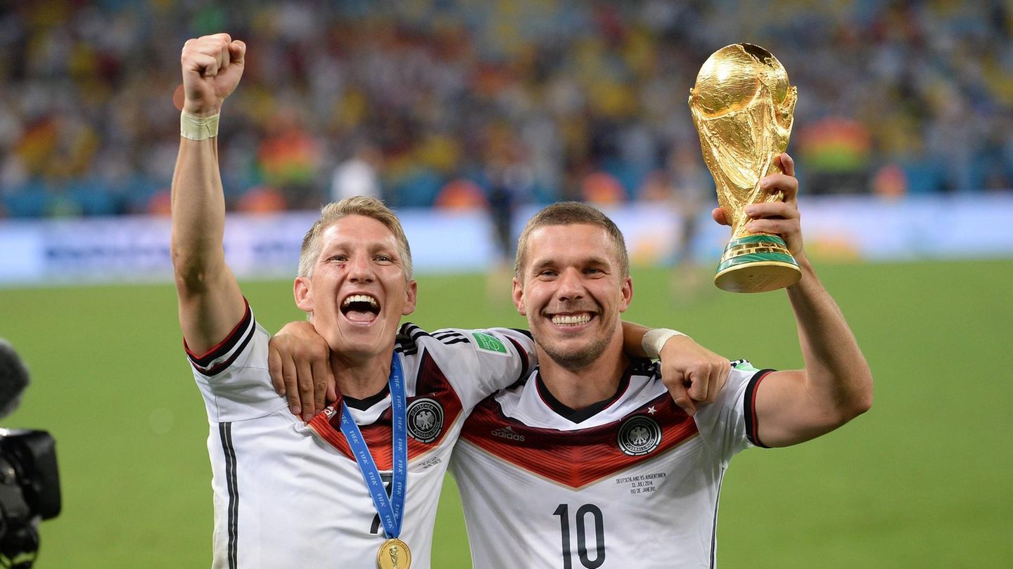 Schweinsteiger mit Weltmeisterpokal