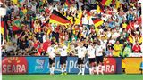 Bastian Schweinsteiger mit Kollegen bei der WM 2010