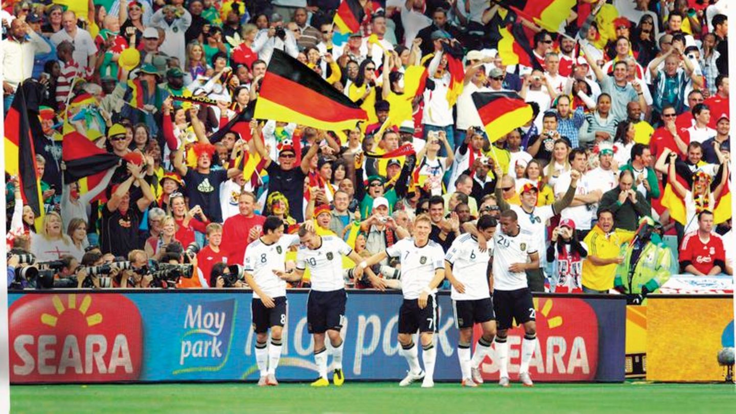 Bastian Schweinsteiger mit Kollegen bei der WM 2010 Bastian Schweinsteiger mit Kollegen bei der WM 2010