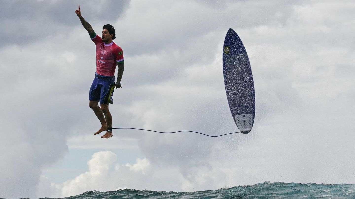 Viraler Schnappschuss: Surfer auf Wolke sieben: Fotograf gelingt spektakuläres Olympia-Foto