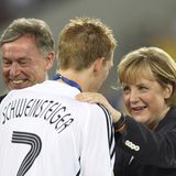 Schweinsteiger mit Merkel