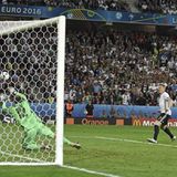 Schweinsteiger schießt Tor