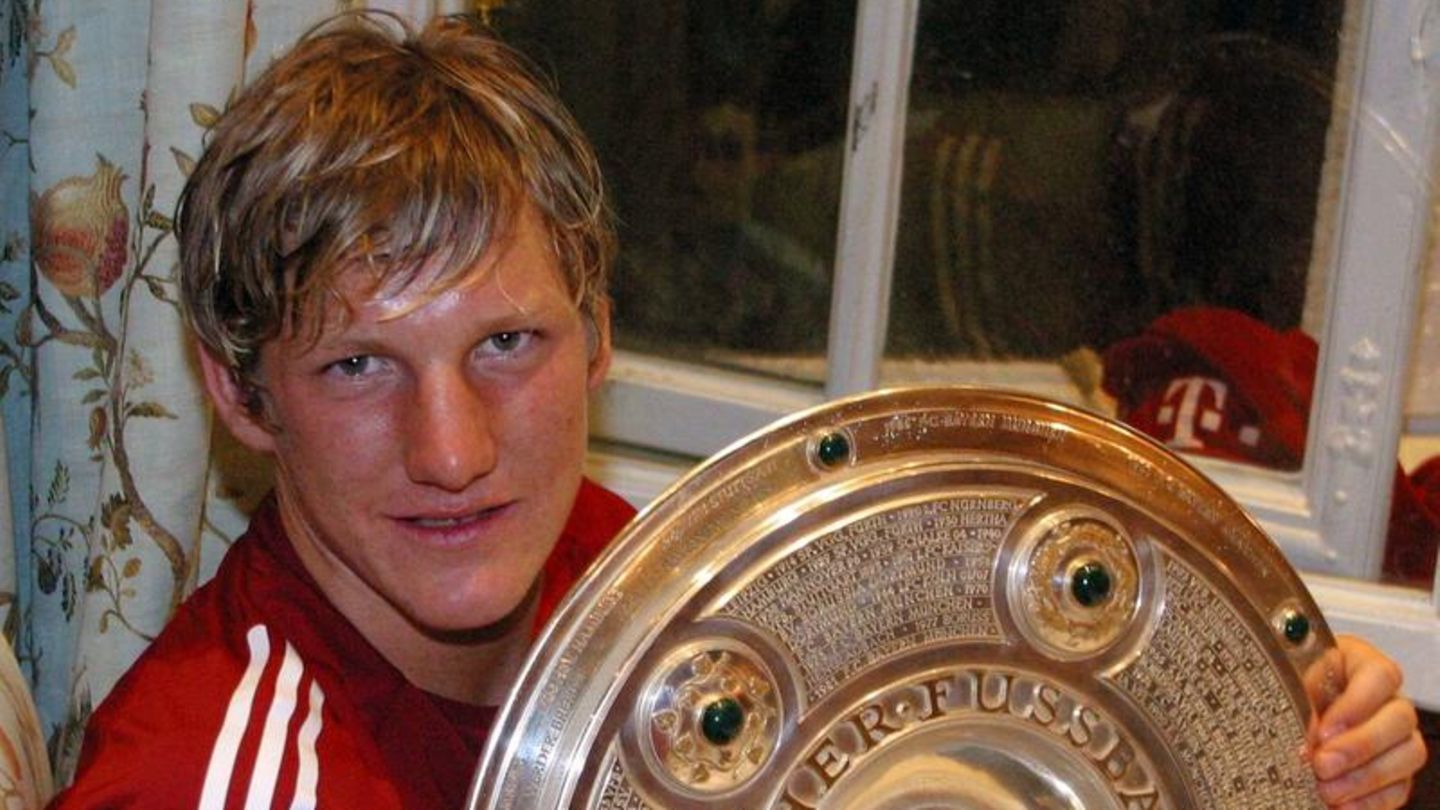 Lange dauert es nicht, bis sich die großen Erfolge einstellten. Knapp drei Monate nach seiner Bundesliga-Premiere landet Schweinsteiger dann auch im Viertelfinale des DFB-Pokals gegen den 1. FC Köln seinen ersten Treffer. In seiner ersten Profi-Saison holt er mit dem FC Bayern München 2002/2003 auch die Meisterschaftsschale.