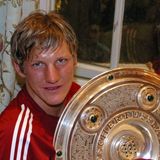 Lange dauert es nicht, bis sich die großen Erfolge einstellten. Knapp drei Monate nach seiner Bundesliga-Premiere landet Schweinsteiger dann auch im Viertelfinale des DFB-Pokals gegen den 1. FC Köln seinen ersten Treffer. In seiner ersten Profi-Saison holt er mit dem FC Bayern München 2002/2003 auch die Meisterschaftsschale.