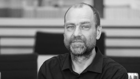 Thomas Hartung sitzt an seinem Platz während einer Sitzung des Thüringer Landtags