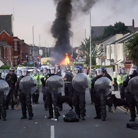 Nach den Morden an drei Mädchen kommt es in Southport zu Ausschreitungen. Die Polizei muss mit einem Großaufgebot anrücken.