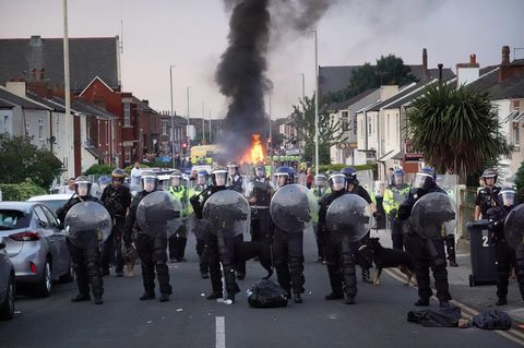 Nach den Morden an drei Mädchen kommt es in Southport zu Ausschreitungen. Die Polizei muss mit einem Großaufgebot anrücken.