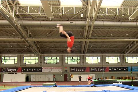 Annalena Baerbock überrascht alle auf dem Trampolin