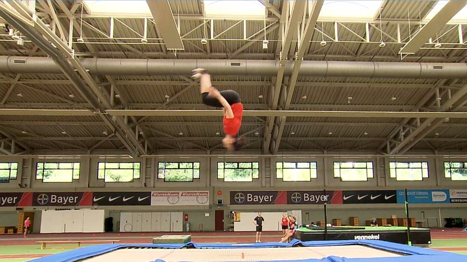 Annalena Baerbock überrascht alle auf dem Trampolin