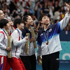 Medaillengewinner im Tischtennis aus Nordkorea, Südkorea und China beim Selfie bei Olympia 2024