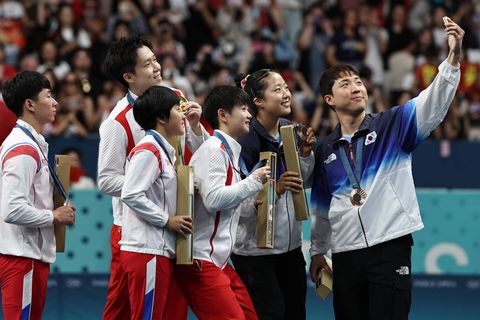 Medaillengewinner im Tischtennis aus Nordkorea, Südkorea und China beim Selfie bei Olympia 2024