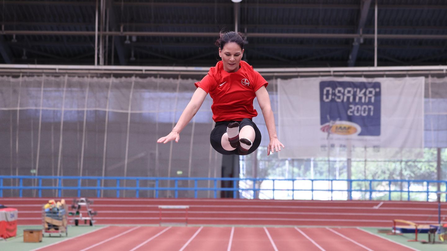 Außenministerin: Annalena Baerbock überrascht alle auf dem Trampolin