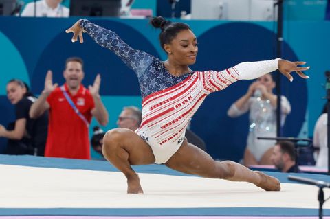 Simone Biles bei Olympia: Sie begeistert die Promis und holt das erste