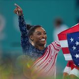 Simone Biles jubelt und die Bercy Arena in Paris jubelt mit: Die US-Turnerin hat ihre Mannschaft zur Gold-Medaille geführt. Es ist das fünfte Olympia-Gold für Biles seit 2016. Mit 27 ist sie zudem die älteste US-Turnerin, die jemals bei Olympischen Spielen Gold holte.