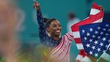 Simone Biles jubelt und die Bercy Arena in Paris jubelt mit: Die US-Turnerin hat ihre Mannschaft zur Gold-Medaille geführt. Es ist das fünfte Olympia-Gold für Biles seit 2016. Mit 27 ist sie zudem die älteste US-Turnerin, die jemals bei Olympischen Spielen Gold holte.