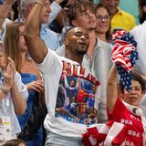 Ebenfalls von den Rängen aus verfolgte Jonathan Owens, der Ehemann von Simone Biles, die Darbietung seiner Frau. Owens ist selbst Sportler, spielt Football in der NFL.