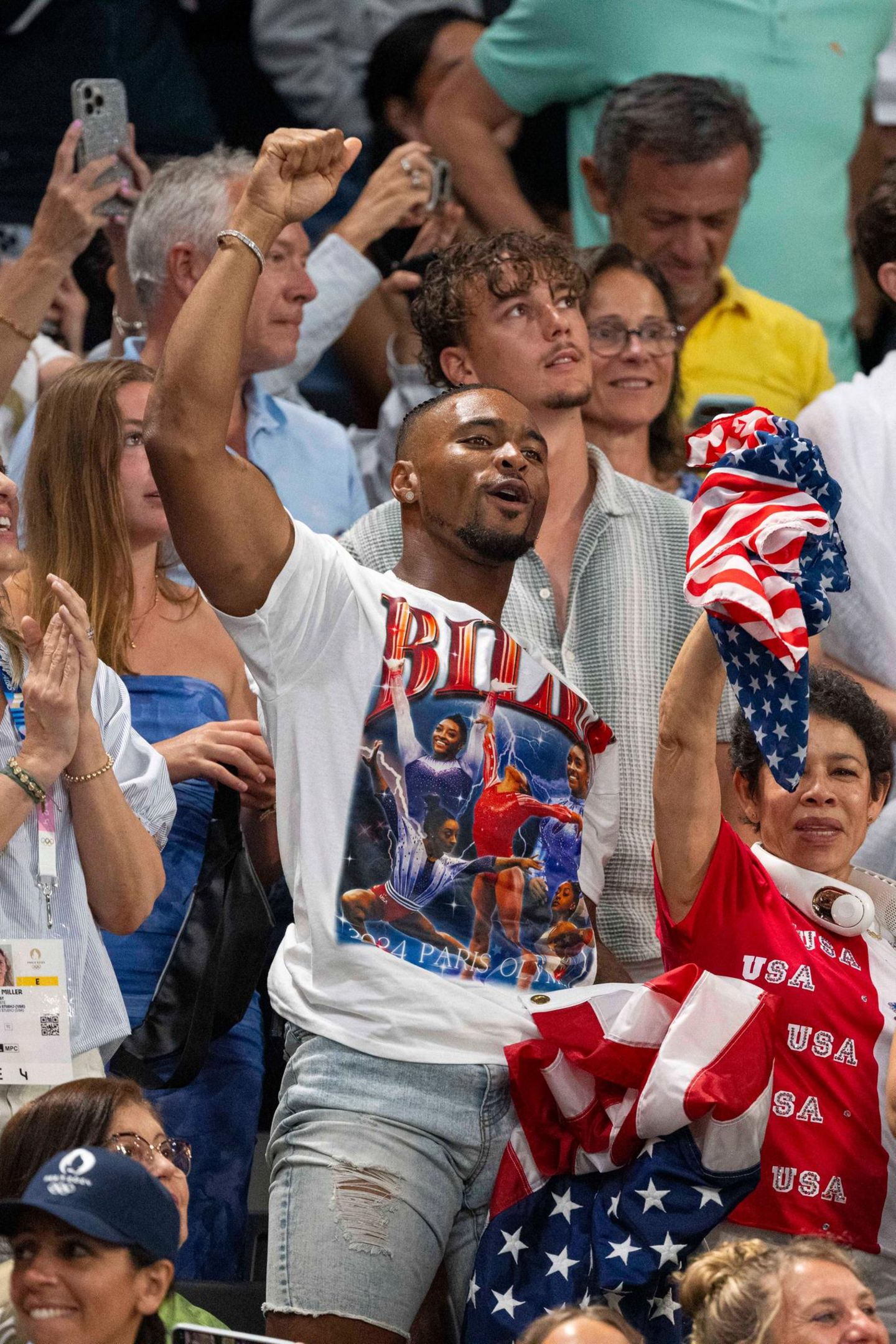 Ebenfalls von den Rängen aus verfolgte Jonathan Owens, der Ehemann von Simone Biles, die Darbietung seiner Frau. Owens ist selbst Sportler, spielt Football in der NFL.