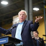 Und der nächste ältere, sehr weiße Mann. Wobei Alter im Fall von Tim Walz eher für Erfahrung steht. Schließlich hat der 60-Jährige zwölf Jahre Kongress auf dem Buckel, bevor er 2018 den Gouverneursposten im frostigen Minnesota ergatterte.   In Harris' engere Auswahl kam Walz erst als Nachzügler. Warum? Unter anderem deswegen, weil ein TV-Auftritt bei MSNBC jüngst viral gingen, in dem er das Gespann Trump-Vance mehrfach als "weird", komisch, bezeichnete. Nicht gerade die volle verbale Breitseite, aber eben mangels Alternativen sehr treffend. Harris selbst nahm das Wort umgehend in ihr Anti-Trump-Vokabluar auf. Auch wenn Walz' klare Ansagen und seine einnehmende Art nützlich im Wahlkampf sein dürften – ein Swing State ist sein Minnesota nicht