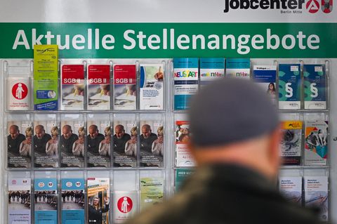 Auch die  Zahl der offenen Arbeitsstellen ging zurück