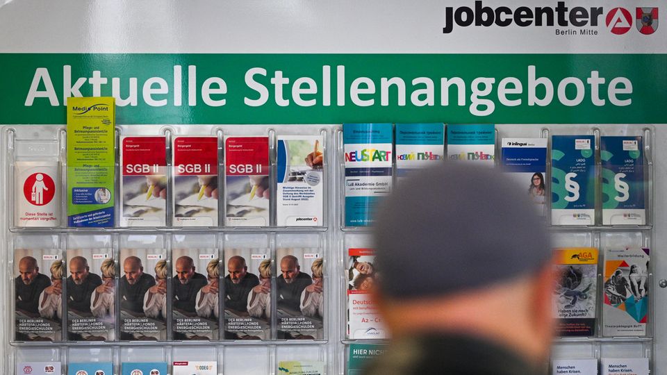 Auch die  Zahl der offenen Arbeitsstellen ging zurück