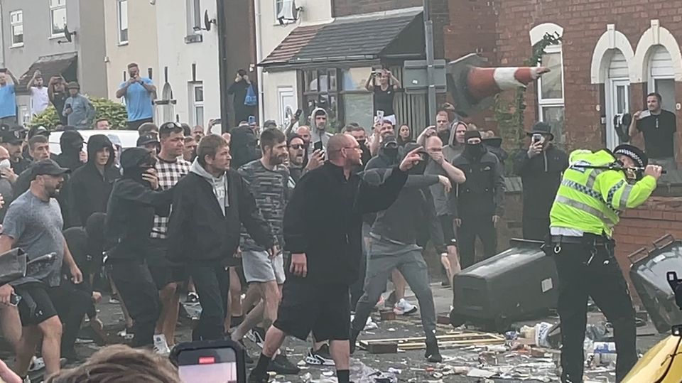 Schwere Ausschreitungen nach dem tödlichen Messerangriff im englischen Southport