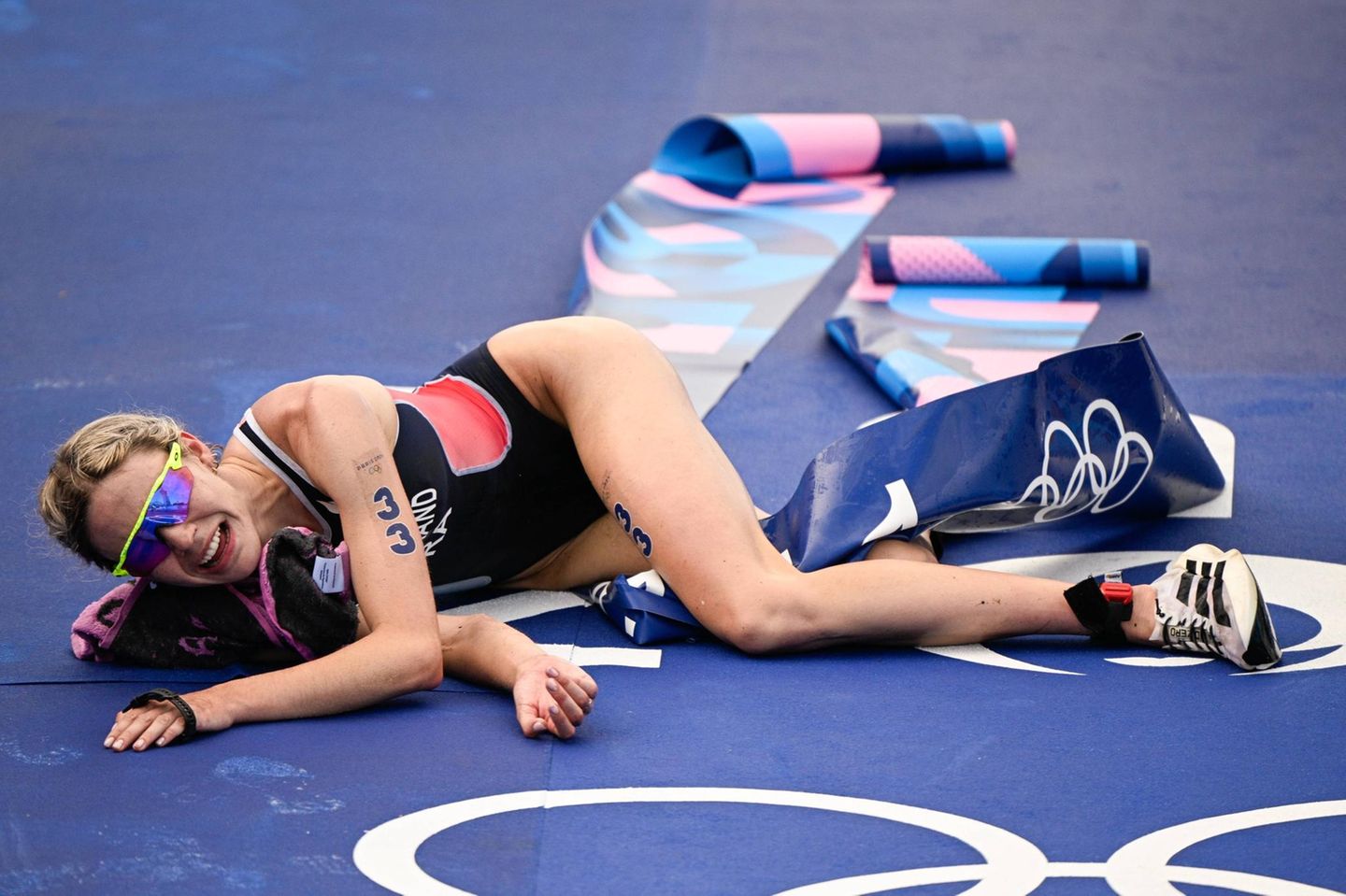 Höchstleistungen verlangen einem alles ab: Die französische Triathletin Cassandre Beaugrand bricht kurz zusammen, nachdem sie als Erste die Ziellinie beim olympischen Triathlon überlaufen hat