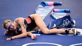 Höchstleistungen verlangen einem alles ab: Die französische Triathletin Cassandre Beaugrand bricht kurz zusammen, nachdem sie als Erste die Ziellinie beim olympischen Triathlon überlaufen hat