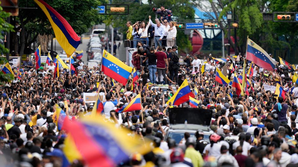 Protestkundgebung mit Menschenmassen in Venezuela