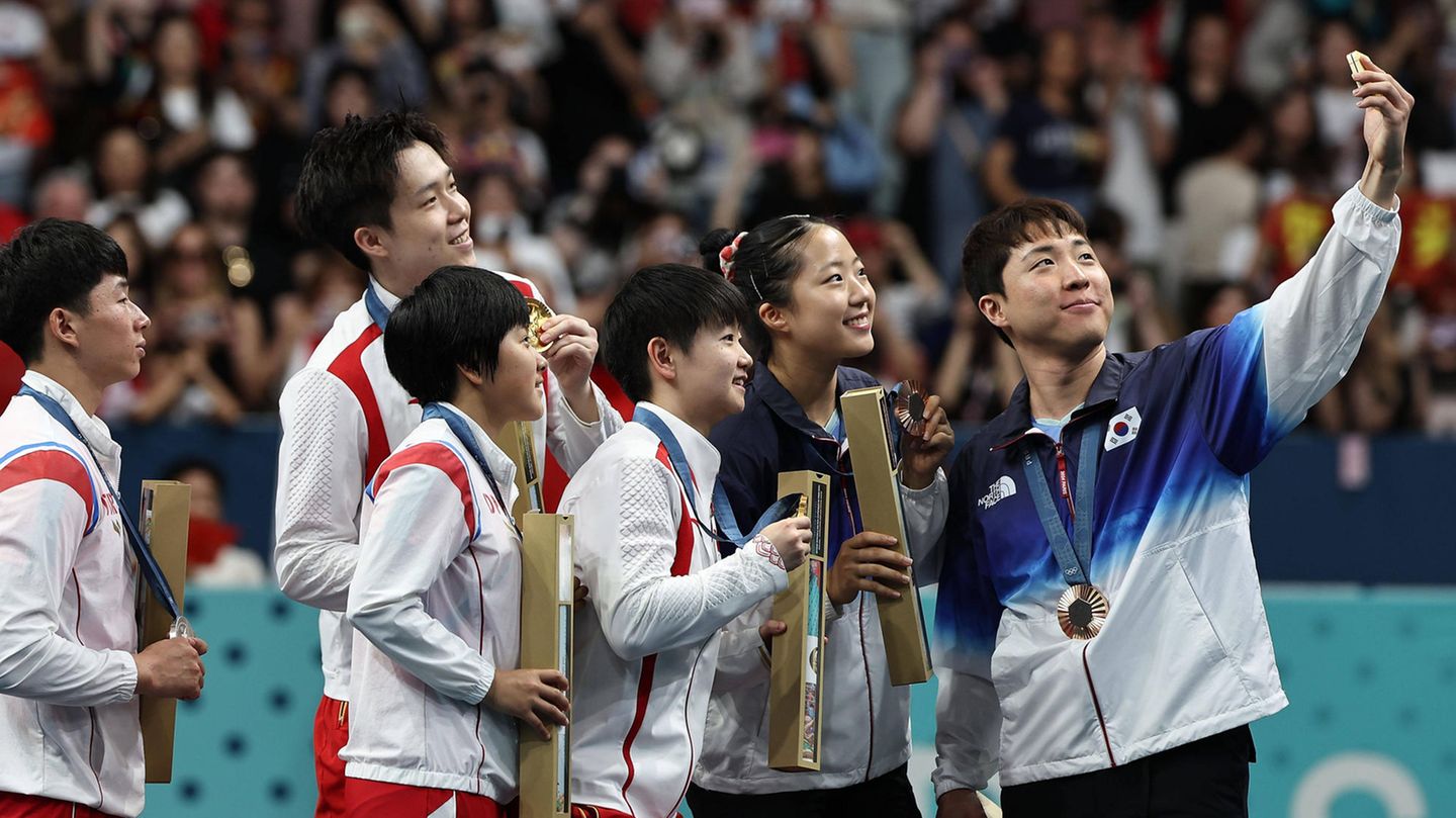 Die Highlights aus Paris: Tischtennisspieler aus Südkorea schießt Selfie mit nordkoreanischen Kontrahenten