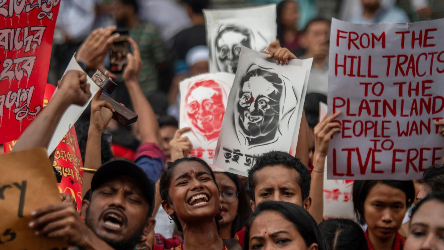 Menschen demonstrieren in Bangladeschs Hauptstadt Dhaka