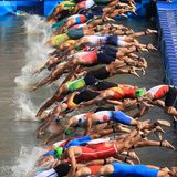 Fragwürdiges Vergnügen: Die Triathleten stürzen sich in die Fluten der verschmutzten Seine
