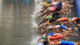 Fragwürdiges Vergnügen: Die Triathleten stürzen sich in die Fluten der verschmutzten Seine