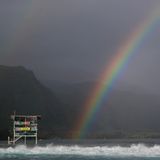 Von einem Turm aus blickt die Jury auf moosgrünen Berge, einen Regenbogen und tödliche Wellen.