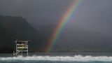 Von einem Turm aus blickt die Jury auf moosgrünen Berge, einen Regenbogen und tödliche Wellen.