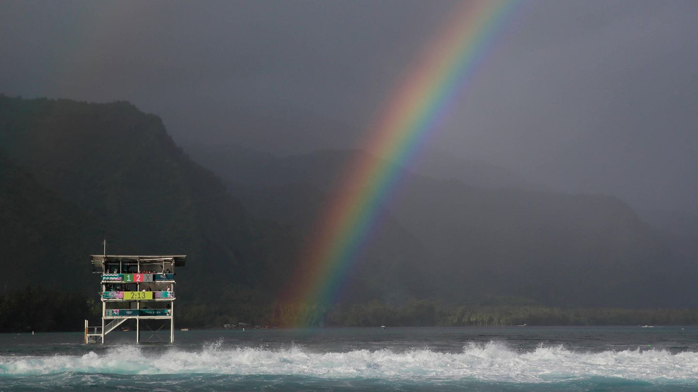 Von einem Turm aus blickt die Jury auf moosgrünen Berge, einen Regenbogen und tödliche Wellen.