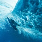 Der Franzose Kauli Vaast taucht mit seinem Board unter einer Welle durch. "Duckdiving" heißt das Manöver, mit dem man wieder hinter die Wellen gelangt.