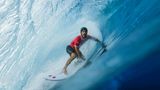 In der Barrel: Alonso Correa aus Peru während der 1. Runde im Surfen der Männer. Die meisten Punkte verteilt die Jury, wenn der Surfer mit seinem Brett für kurze Zeit ganz in der Welle verschwindet.