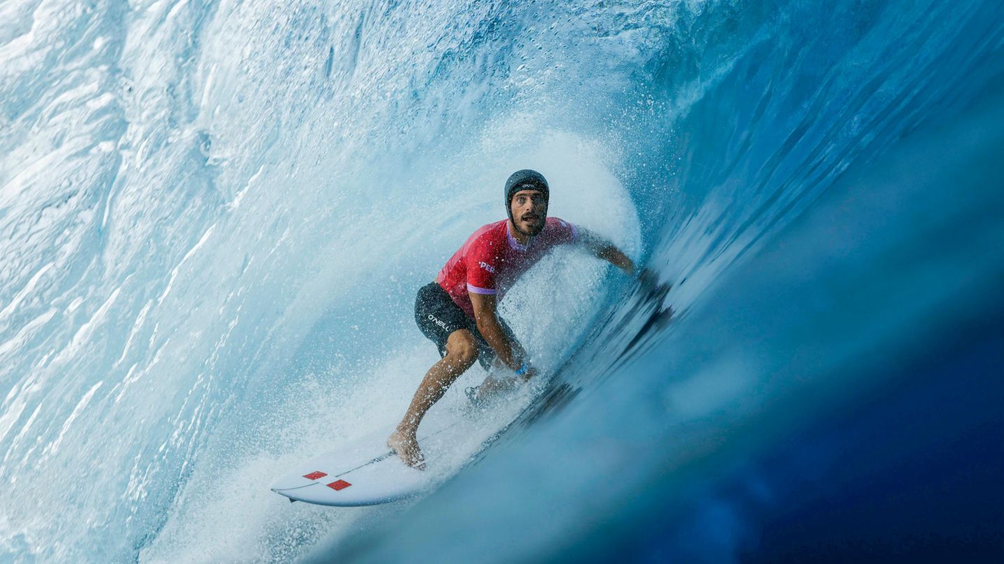 In der Barrel: Alonso Correa aus Peru während der 1. Runde im Surfen der Männer. Die meisten Punkte verteilt die Jury, wenn der Surfer mit seinem Brett für kurze Zeit ganz in der Welle verschwindet.