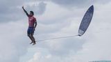 Es ist vermutlich das Foto der Spiele: Der AFP-Fotograf Jérôme Brouillet schießt es von einem Boot aus. Zu sehen ist der Surf Superstar Gabriel Medina genau in dem Moment, als er nach seinem Ritt über den Rücken einer Monsterwelle in die Luft springt, wissend, dass alle Kameras auf ihn gerichtet sind