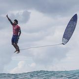 Es ist vermutlich das Foto der Spiele: Der AFP-Fotograf Jérôme Brouillet schießt es von einem Boot aus. Zu sehen ist der Surf Superstar Gabriel Medina genau in dem Moment, als er nach seinem Ritt über den Rücken einer Monsterwelle in die Luft springt, wissend, dass alle Kameras auf ihn gerichtet sind