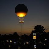 Das olympische Feuer schwebt in einem Ballon über der Stadt und ist zur Touristenattraktion geworden