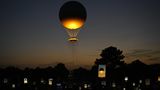 Das olympische Feuer schwebt in einem Ballon über der Stadt und ist zur Touristenattraktion geworden